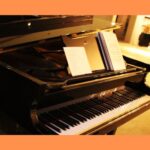 ピアノYouTuberござのYAMAHAピアノを使う姿をイメージした写真。