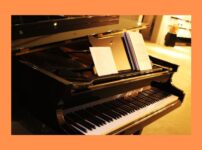 ピアノYouTuberござのYAMAHAピアノを使う姿をイメージした写真。