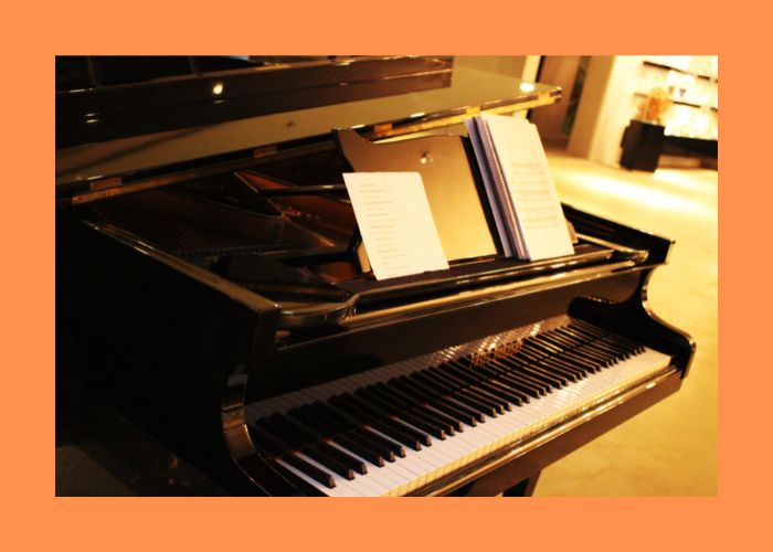 ピアノYouTuberござのYAMAHAピアノを使う姿をイメージした写真。