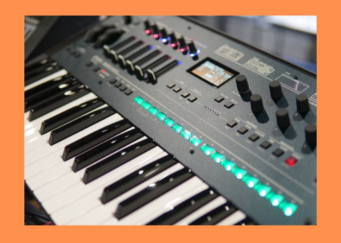 ピアノYouTuberござの使用機材イメージ。Rolandのシンセサイザーをイメージした写真。